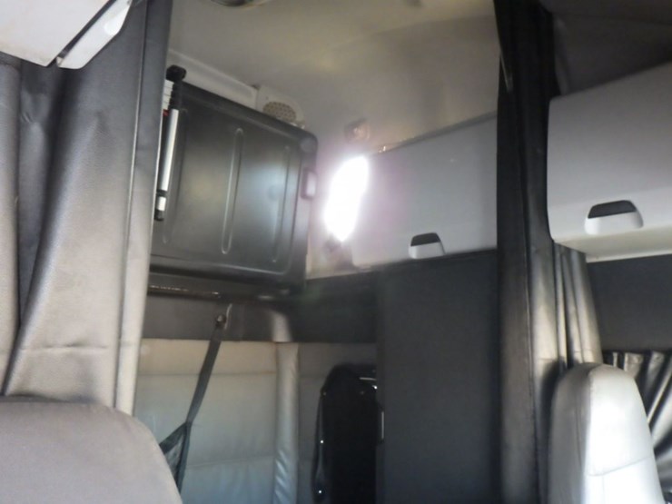 2022-freightliner-cascadia-126-image-6