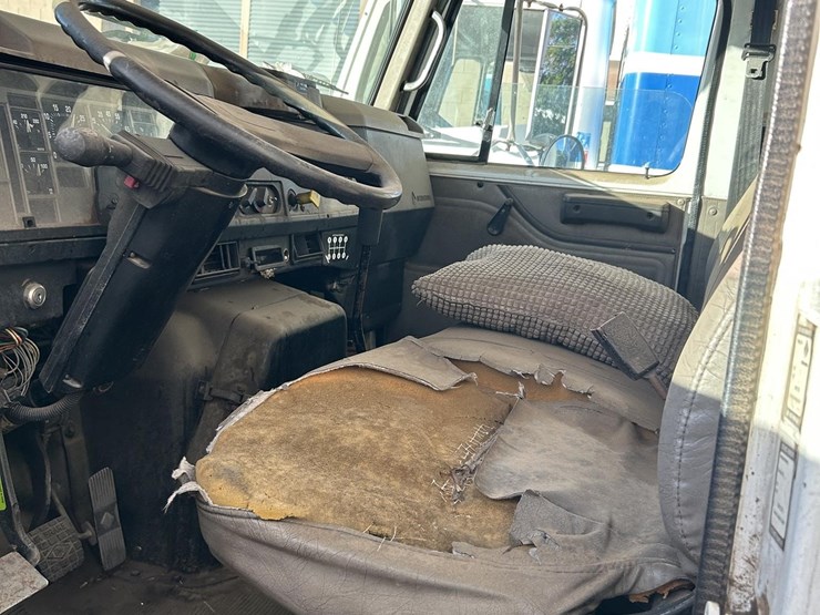 2001-international-4700-image-32