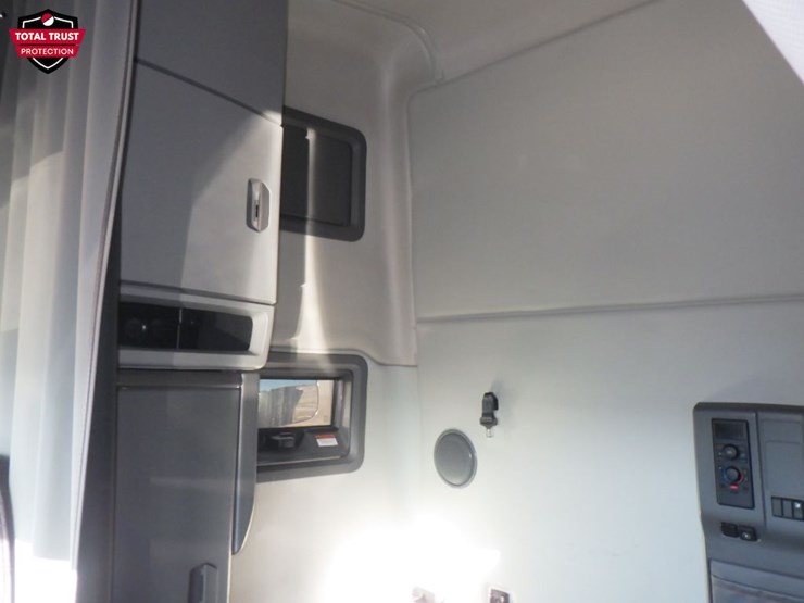 2023-volvo-vnl-760-image-28