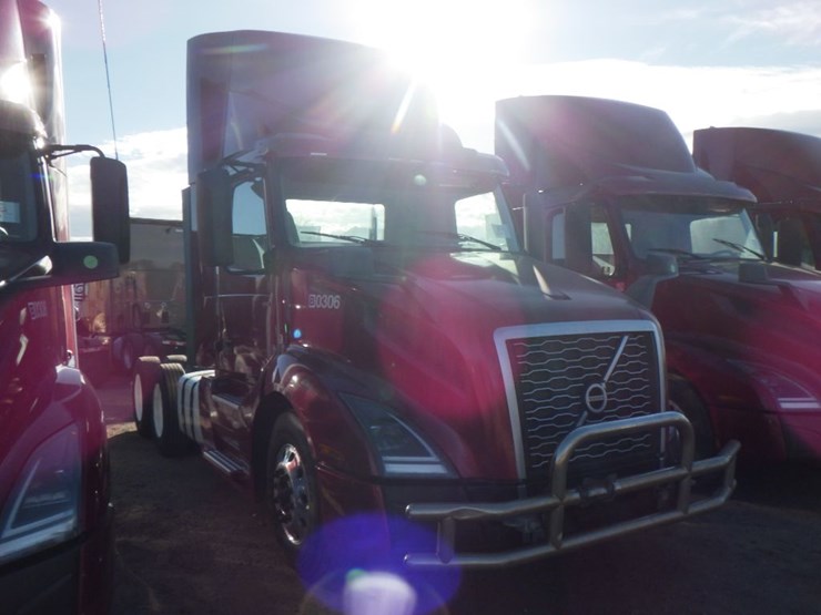 2022-volvo-vnl-300-image-3