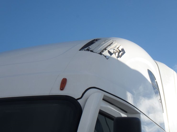 2022-freightliner-cascadia-126-image-2