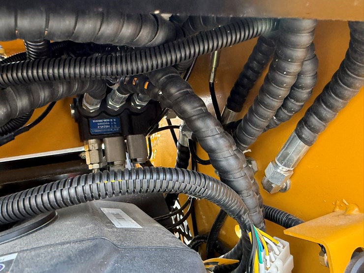 #82-•-unused-agt-mx-crt23-stand-on-tracked-loader-mxcrt232025j00637-inv#-35702-image-25