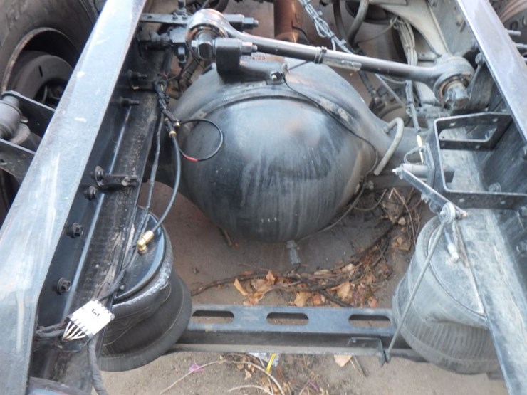 2021-volvo-vnl-300-image-8