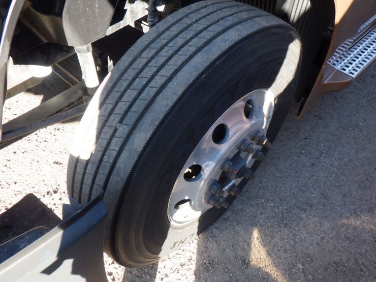 2023-volvo-vnl-760-image-25