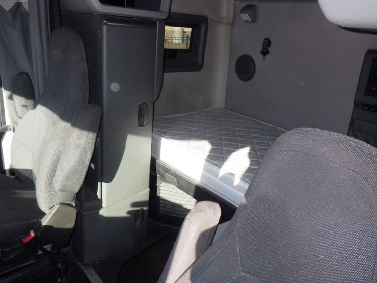 2020-volvo-vnl-760-image-21