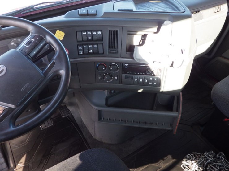 2021-volvo-vnl-300-image-24