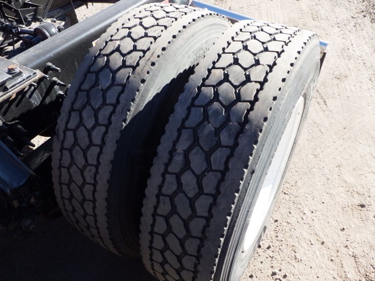 2021-volvo-vnl-300-image-18