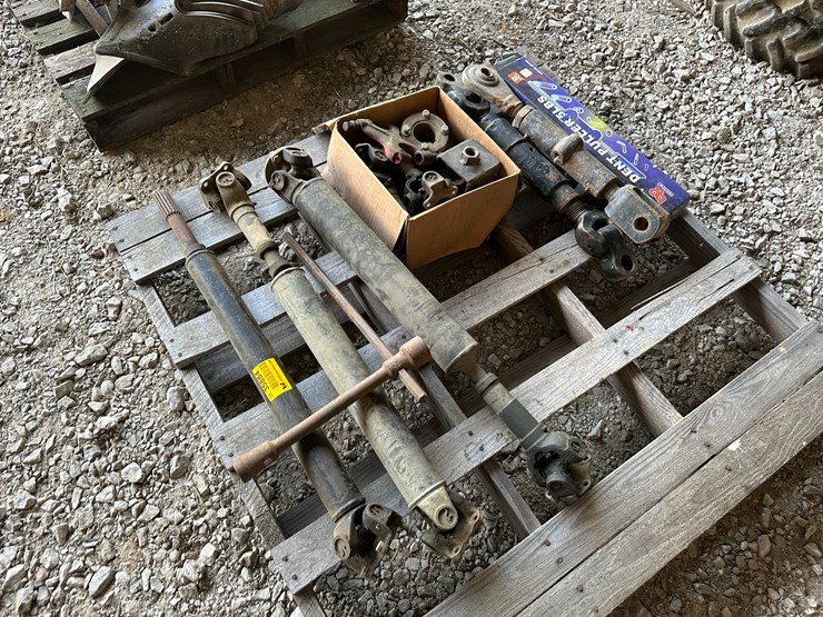 #35884-•-lot-of-drive-shafts,-top-link-and-dent-puller-image-1