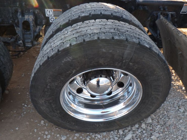 2023-peterbilt-389-image-7