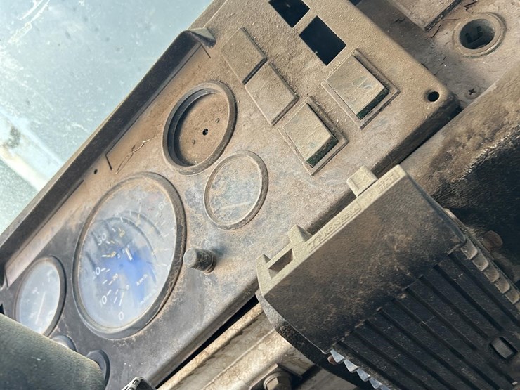 2015-volvo-f6-image-29