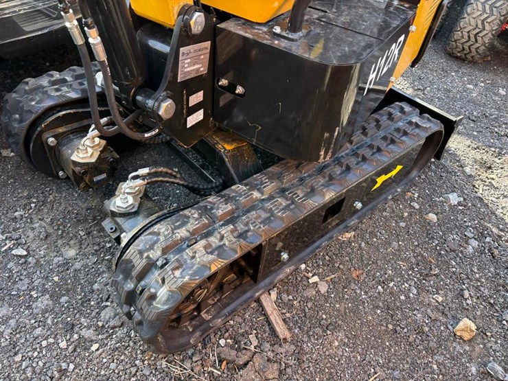 agt-h12r-mini-excavator-image-4