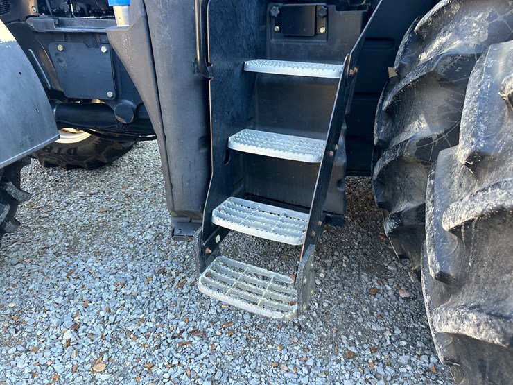 2014-new-holland-t8.330-image-32