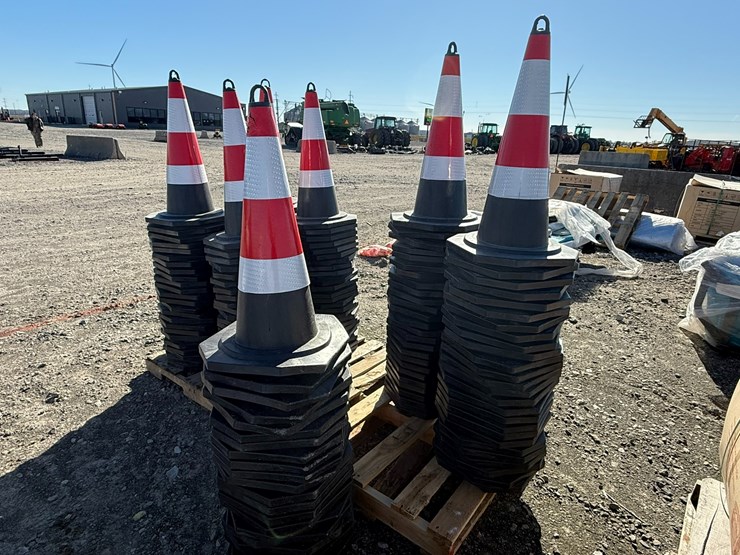 #33678-•-unused-lot-of-traffic-cones-image-4