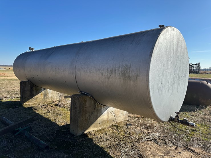 #35828-•-~3,700-gallon-fuel-tank-w/pump-image-4