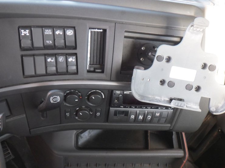 2022-volvo-vnl-300-image-17