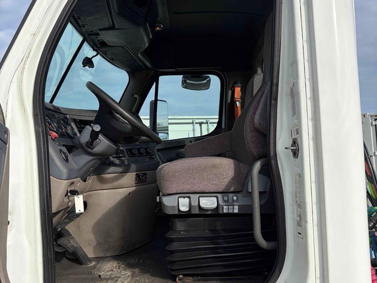 2019-freightliner-cascadia-single-axle-road-tractor-image-12