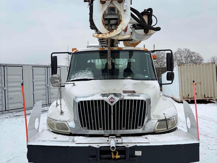 2011-international-digger-derrick-truck-image-2