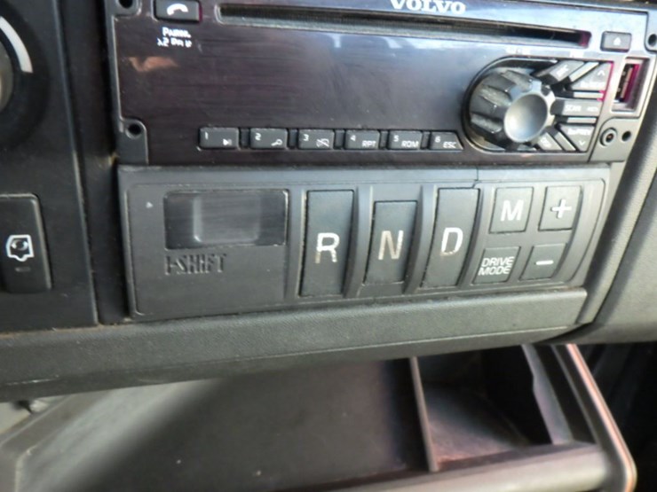 2021-volvo-vnl-300-image-19