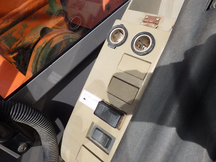 hitachi-zx225us-lc-image-38