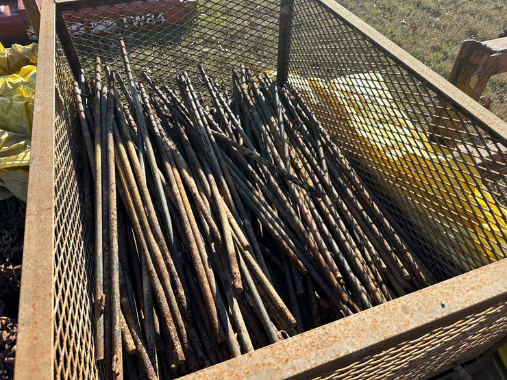 #35853-•-~-over-200-levee-spills-rods-&-~-over-150-levee-spill-chains-image-1