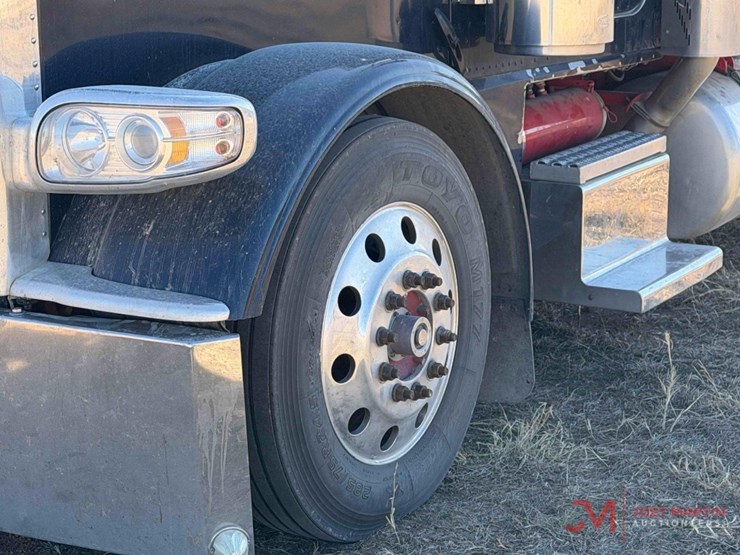 2021-peterbilt-389-image-9