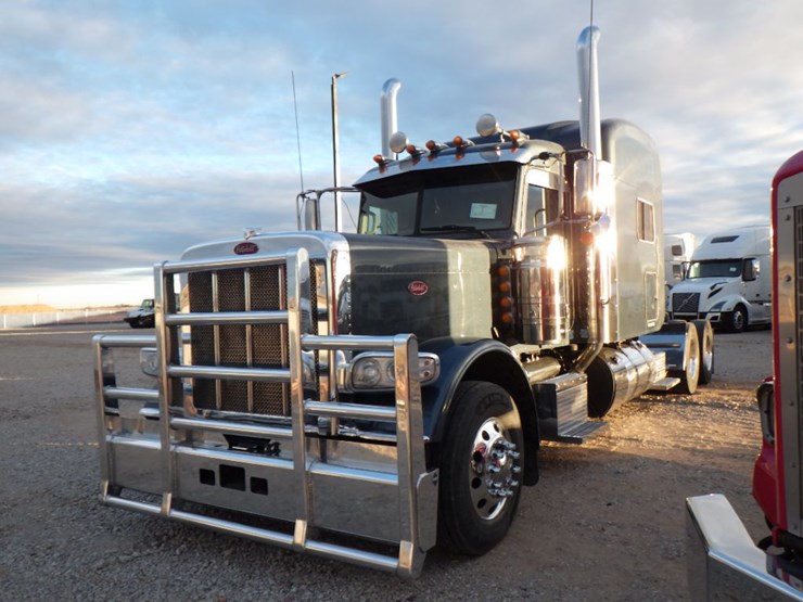 2023-peterbilt-389-image-1