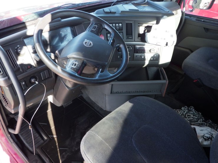 2021-volvo-vnl-300-image-22