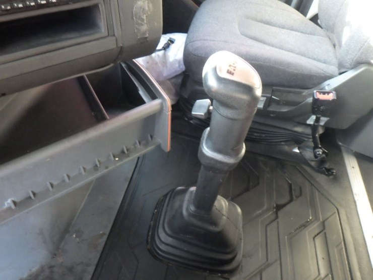 2020-volvo-vnl-760-image-16