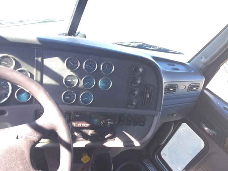 2016-peterbilt-389-image-9