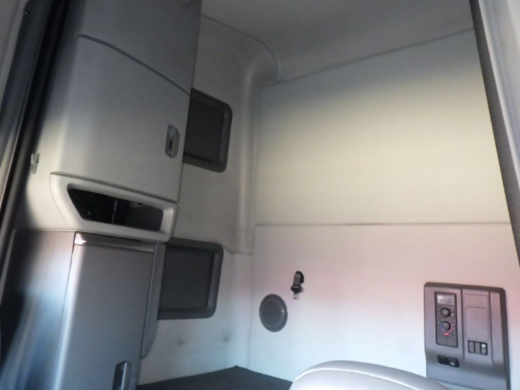 2022-volvo-vnl-760-image-18