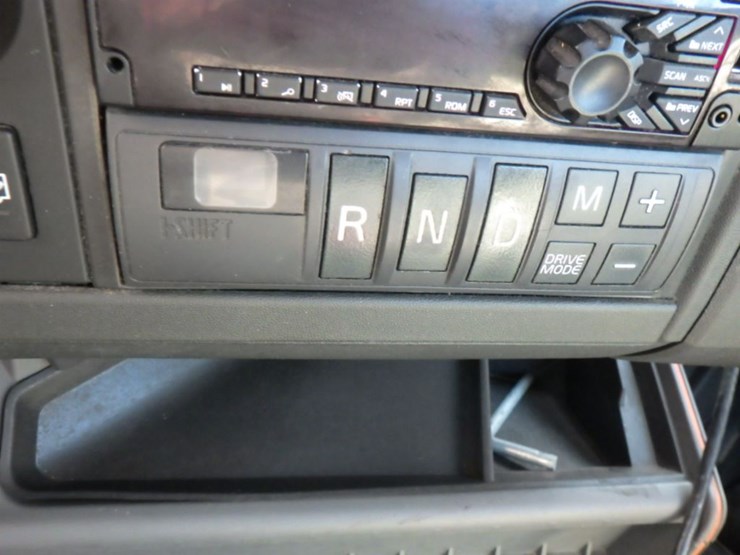 2021-volvo-vnl-300-image-16