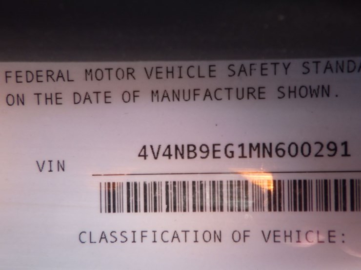 2021-volvo-vnl-300-image-25