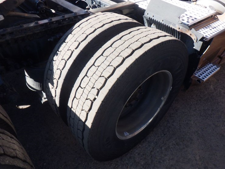 2022-volvo-vnl-760-image-6