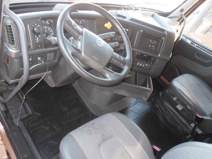 2022-volvo-vnl-760-image-16