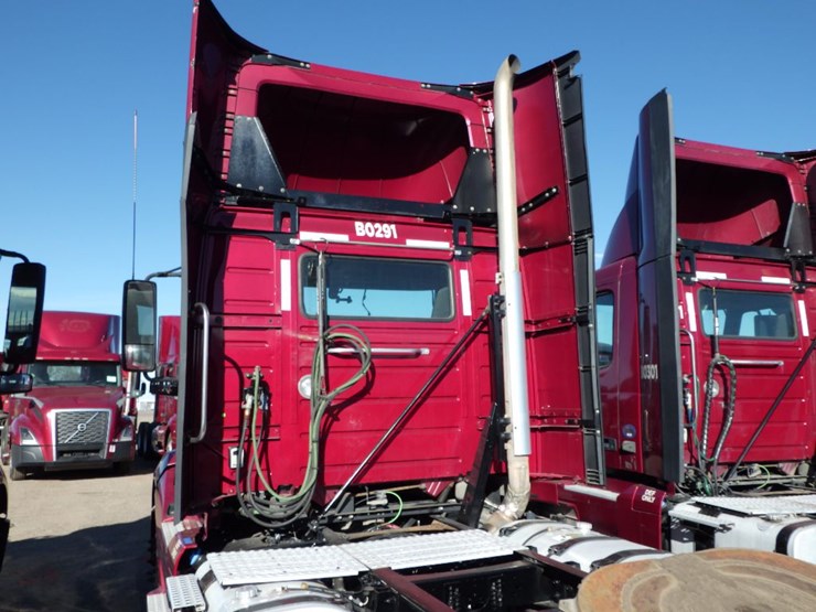 2021-volvo-vnl-300-image-16