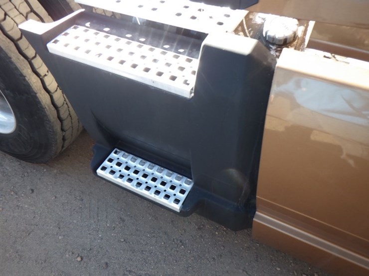 2022-volvo-vnl-760-image-6