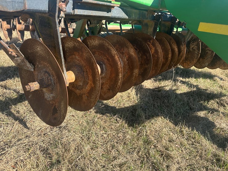 john-deere-32-image-37