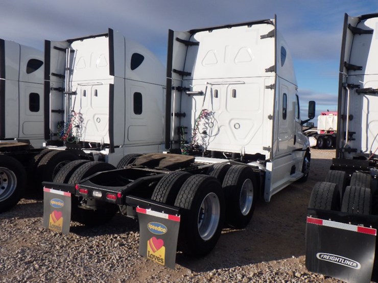 2022-freightliner-cascadia-126-image-10