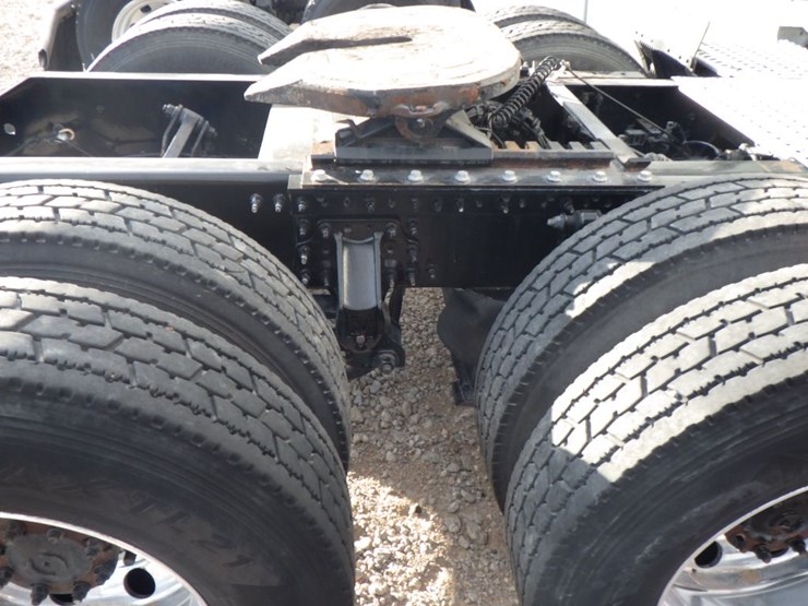 2021-volvo-vnl-860-image-10