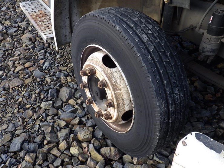 2000-freightliner-fl50-image-14