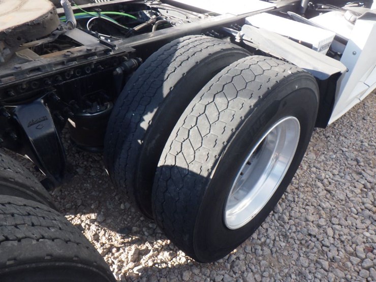 2022-freightliner-cascadia-126-image-8