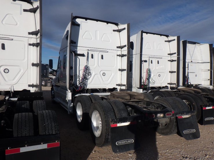 2022-freightliner-cascadia-126-image-13