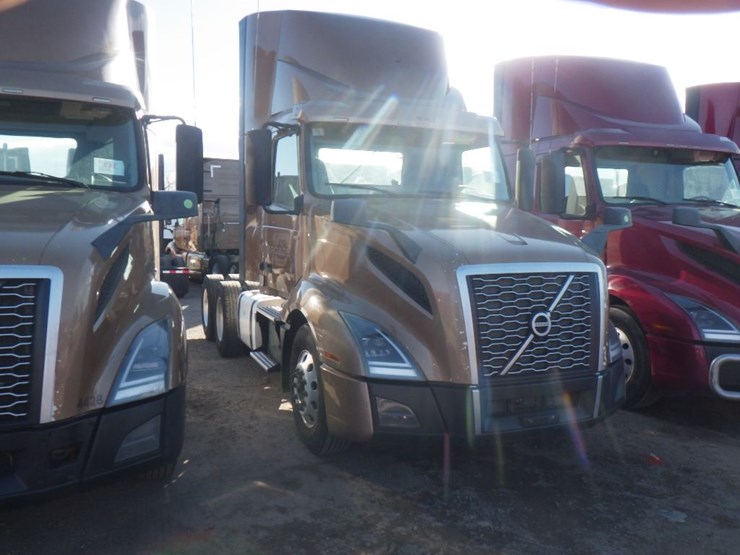 2022-volvo-vnl-300-image-3