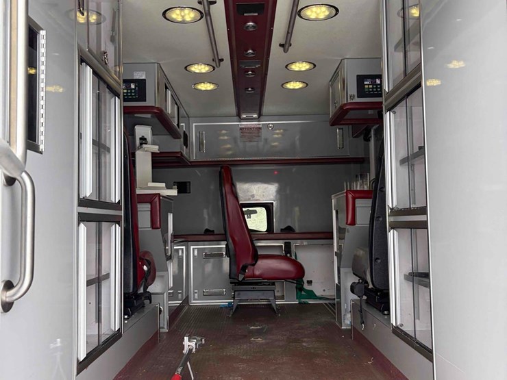 2012-dodge-5500-ambulance-image-18