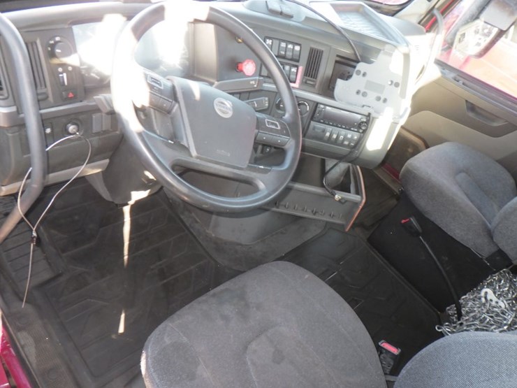 2022-volvo-vnl-300-image-15