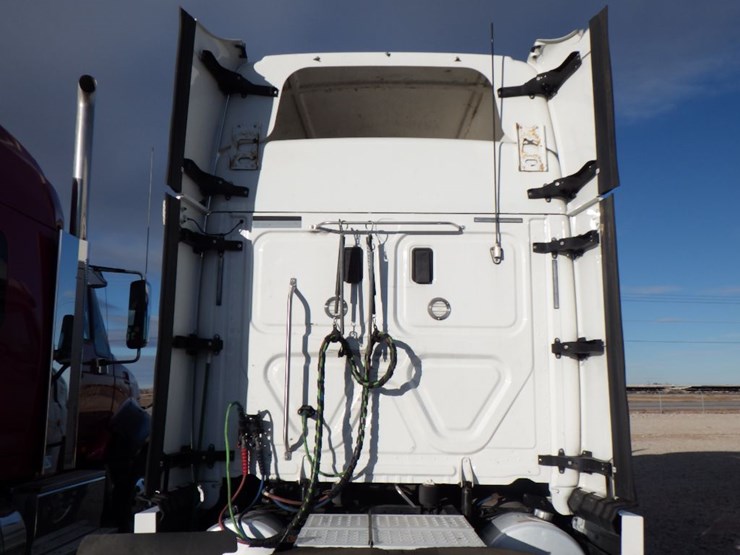 2017-freightliner-cascadia-125-image-12