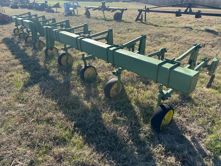 #35831-•-8-row-30"-cultivator-image-1