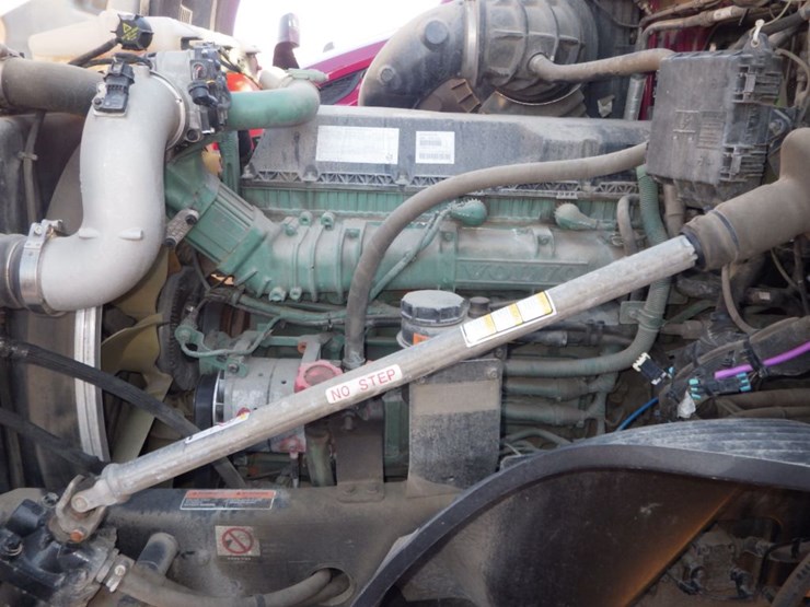 2021-volvo-vnl-300-image-26