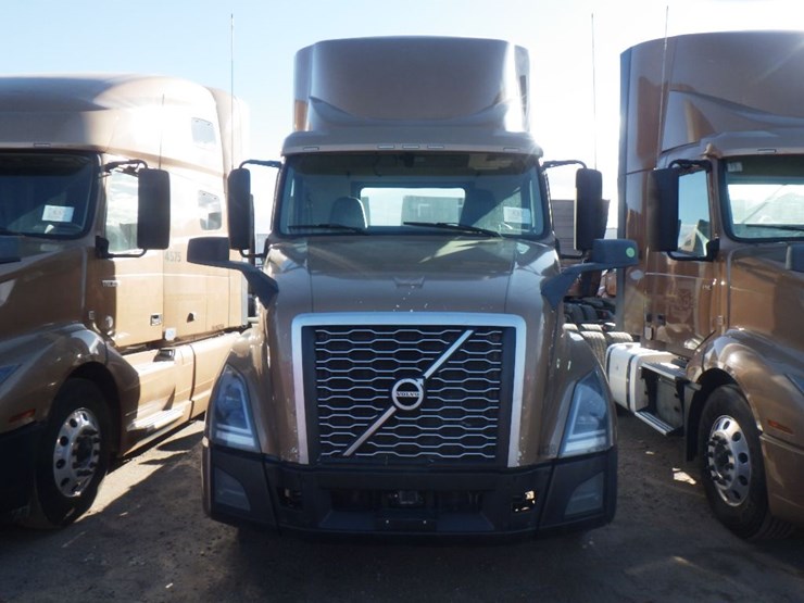 2022-volvo-vnl-300-image-2