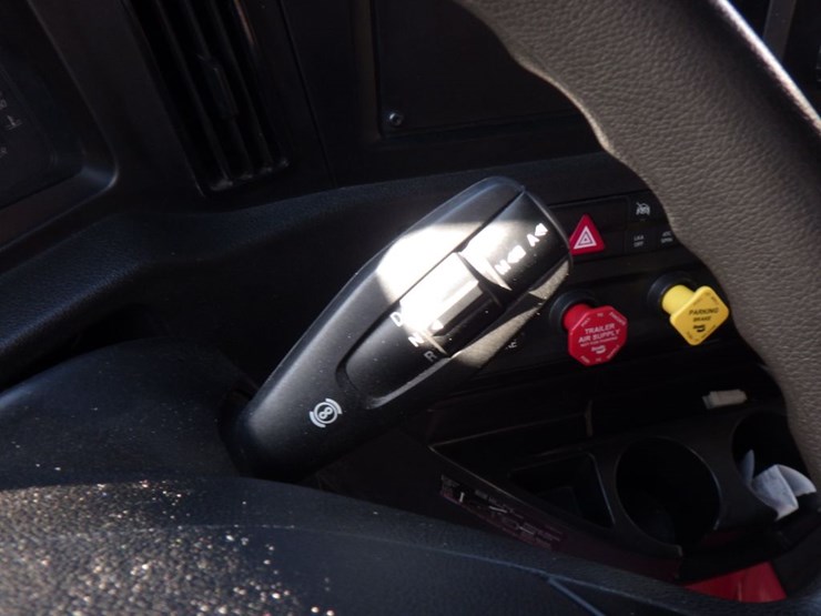 2023-freightliner-cascadia-126-image-14